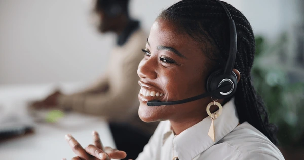 Conseillère souriante au téléphone